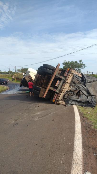 Foto 3 de 5 — Caminhão tomba e carga despenca na pista em Araraquara